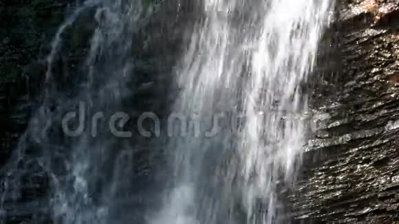 瀑布从悬崖上落下视频的预览图