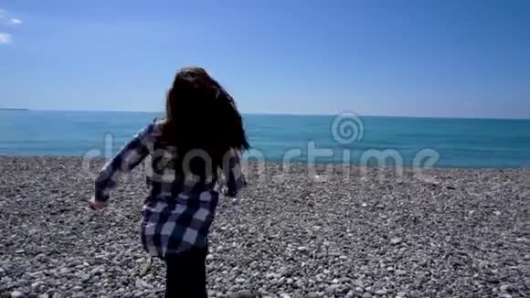 在暑假里女人跑到水中举起武器享受自由视频的预览图
