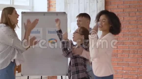 混合种族5人一组男孩20岁的学生有乐趣的跳跃和拥抱顺利完成视频的预览图