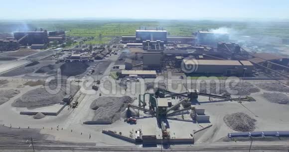 一个矿井矿石加工厂的空中射击视频的预览图