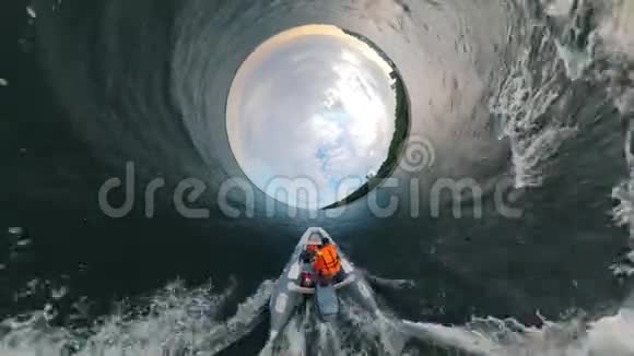 一人在水上乘坐充气船视频的预览图