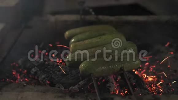 特写镜头厨师在曼格尔充气硬币并在斜线上翻转烤西葫芦视频的预览图