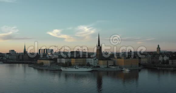 日落时的斯德哥尔摩天际线美丽的天空视频的预览图