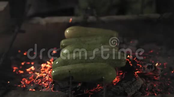 特写镜头厨师在曼格尔充气把烤西葫芦转向另一边视频的预览图