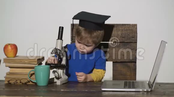 伍德金的概念聪明的小男孩科学家的孩子用显微镜笔记本电脑工作带显微镜的浓缩儿童视频的预览图