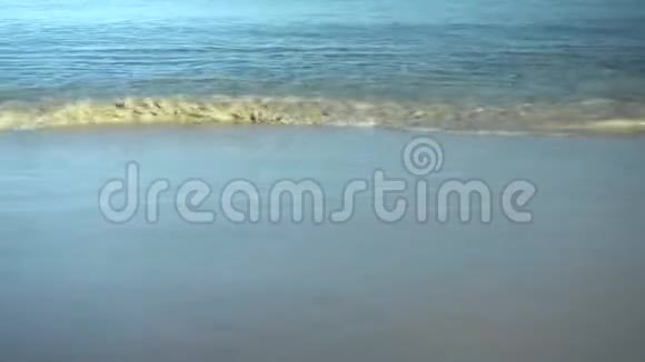 地中海的海岸波浪也在青绿色的水照相机与大海平行移动视频的预览图