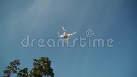 无人机在空中盘旋视频的预览图