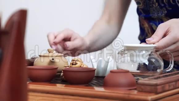 在木桌上有一套供中国茶道用的茶具杯子茶壶和盖湾视频的预览图