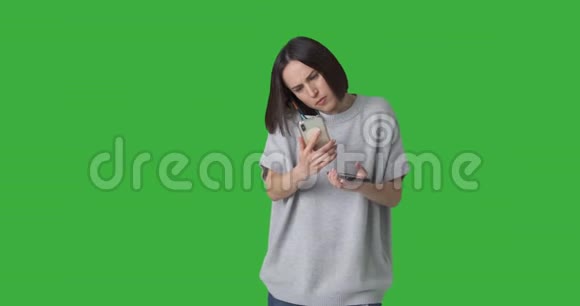 女人在绿色背景下使用三种不同的智能手机视频的预览图