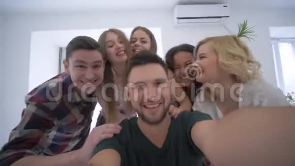 朋友们在家庭聚会上用智能手机自拍年轻的女人和男人在相机上闲逛视频的预览图