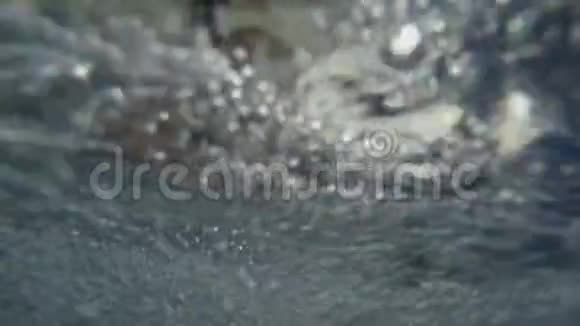 池中极可意按摩浴缸水压产生的气泡视频的预览图
