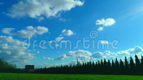蓝天白云背景延时美丽的色彩轻盈的夏日自然4K视频的预览图