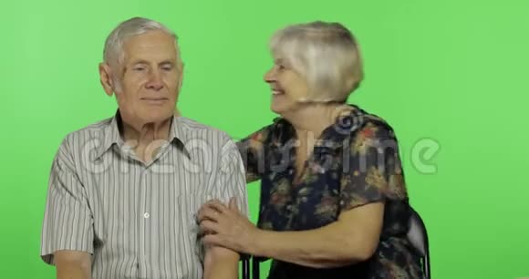有趣的老年男女坐在一起幸福的老家庭概念视频的预览图