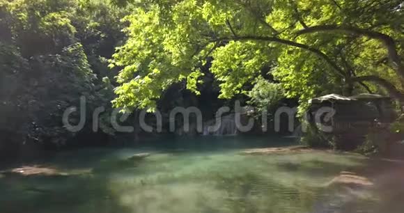 土耳其Kursunlu瀑布树木下的空中镜头4k视频的预览图