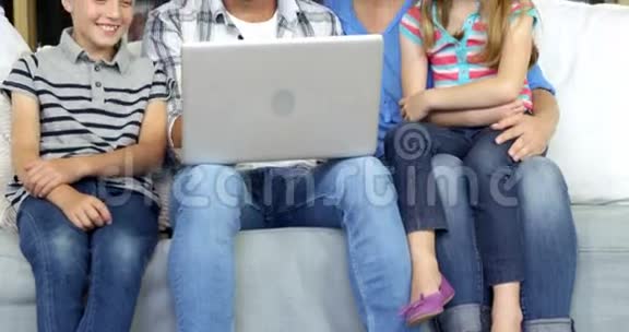 一个幸福的家庭享受着一台电脑视频的预览图