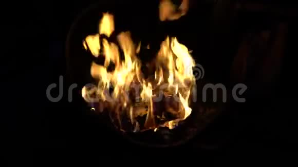 一束明亮的火焰在黑暗中燃烧视频的预览图