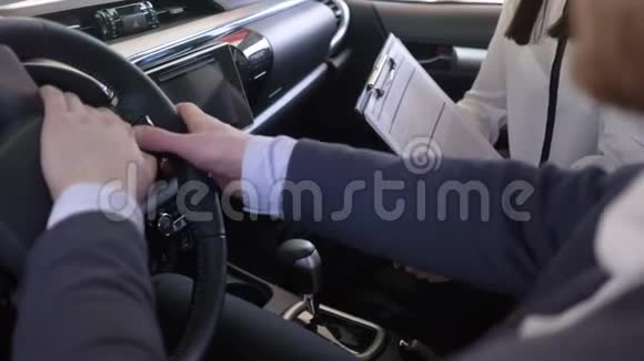 成功的汽车销售女汽车经销商建议客户把钥匙交给客户后和坐在里面的人握手视频的预览图