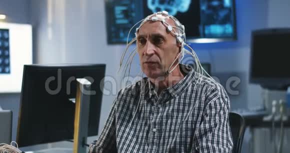 病人在脑电图检查中被测试视频的预览图
