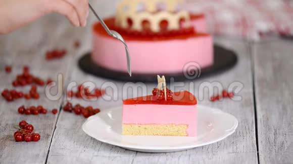 一块用浆果装饰的美味的红色醋栗慕斯蛋糕视频的预览图