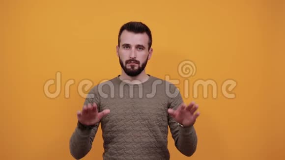 可爱的白种人男子在镜头前露出手掌保持着张开的嘴视频的预览图