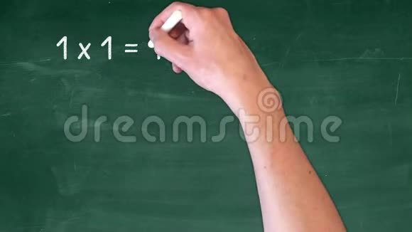 基本数学用粉笔在黑板上写乘法视频的预览图