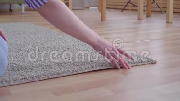 地毯下面的问题是一个年轻的女人把她的手放在地毯下面视频的预览图