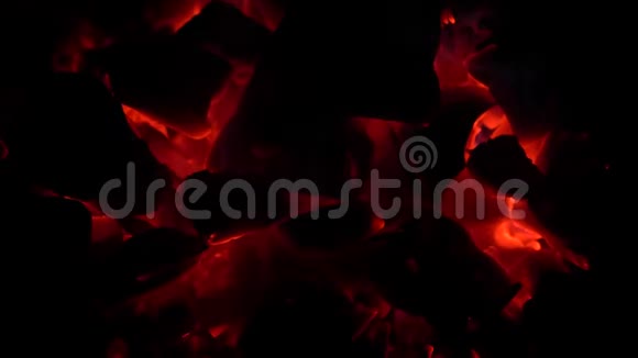 一块块热煤在黑暗中燃烧着一团火焰视频的预览图