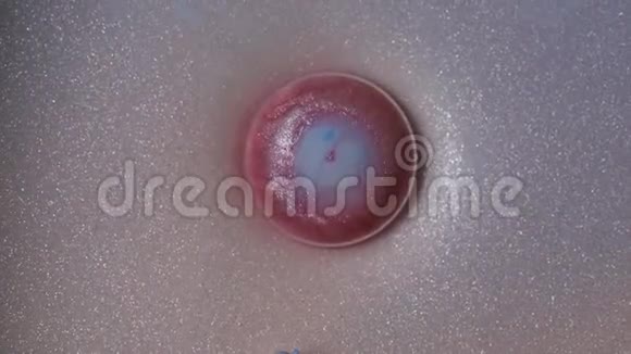 丙烯酸涂料在粉红色珍珠背景上的气泡视频的预览图