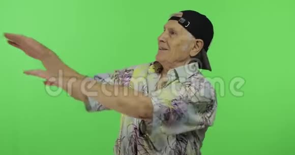 穿着五颜六色的衬衫跳舞的高级游客性感钥匙上英俊的老人视频的预览图