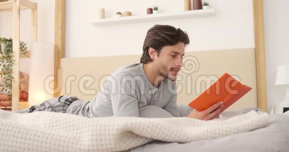 在床上看书的人视频的预览图