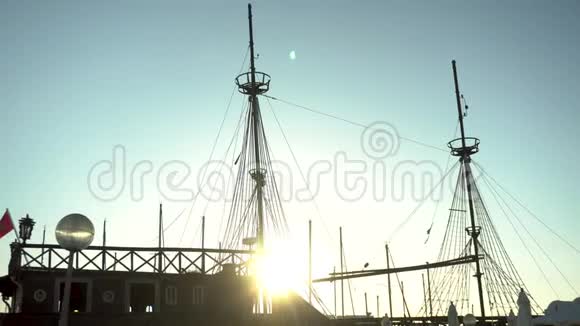 一艘海盗船站在海湾的码头上旧木船一头大象在船后闪闪发光Glare视频的预览图