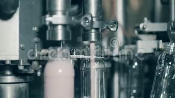 工厂机器用酸奶装满瓶子食品厂的自动化生产线视频的预览图