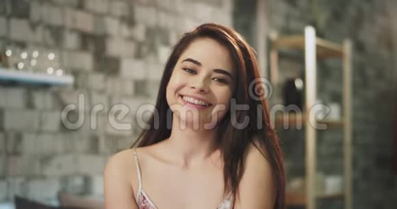 一位魅力非凡的漂亮女士穿着睡衣在镜头前露出一个漂亮的大微笑露出一个大的样子特写镜头视频的预览图
