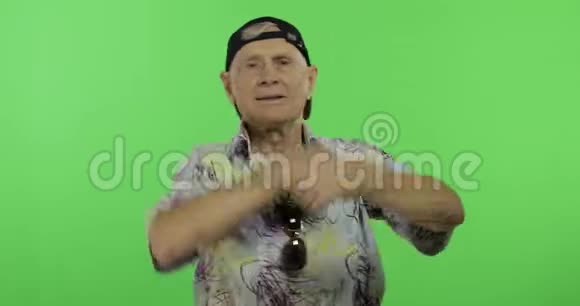 穿着五颜六色的衬衫跳舞的高级游客性感钥匙上英俊的老人视频的预览图