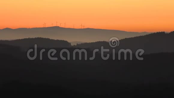 日落时分远处的山上有一台发电机视频的预览图