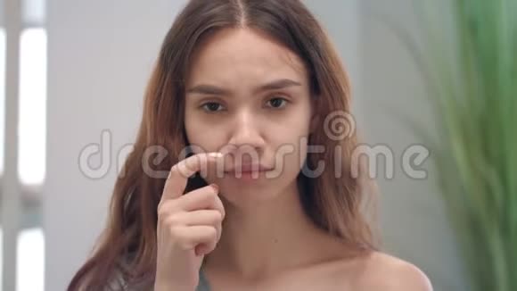 年轻过敏的女人抓鼻子前摄像头女性感到流感症状视频的预览图