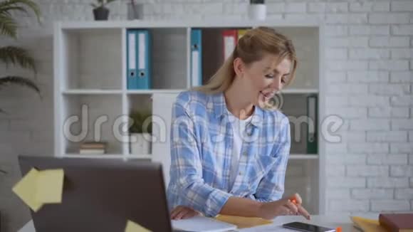 精力充沛的商业女性在一个办公室项目上工作并在电话4K上做笔记视频的预览图
