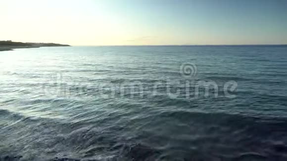 全景海景清晰的地平线地中海的潮汐有波浪的深海视频的预览图