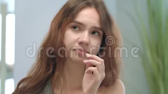 不健康的女孩鼻塞使用鼻腔喷雾冷治疗视频的预览图