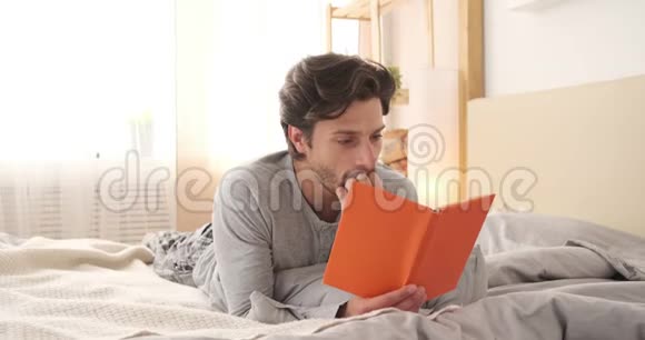 男人在床上看书视频的预览图