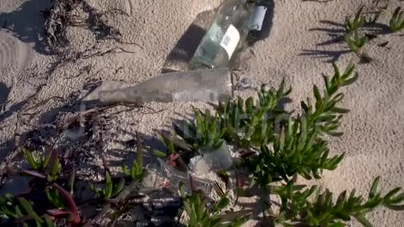破碎的玻璃瓶躺在海滩上生态污染危险玻璃碎片视频的预览图