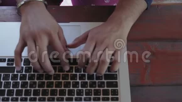 在笔记本电脑键盘上的特写俯视图印度男子手类型的文字然后带着Espresso杯和饮料视频的预览图