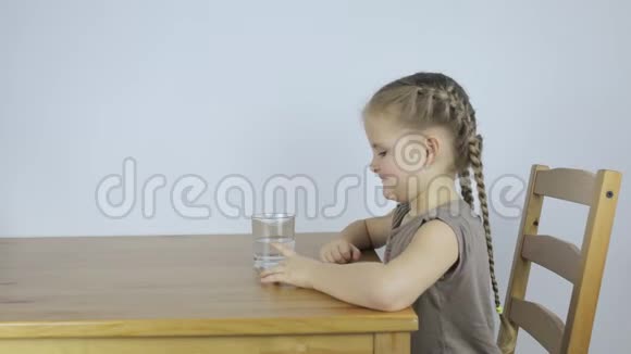 女孩用水喝一片药片视频的预览图