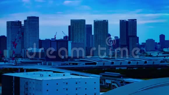 东京阿里亚克市的城市街道上黄昏时分的城市景观视频的预览图