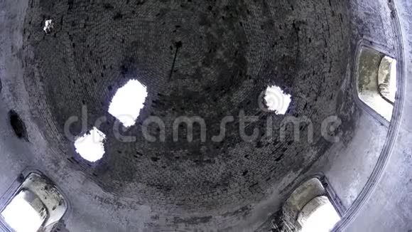 在被摧毁的教堂的穹顶内录像破坏东正教视频的预览图