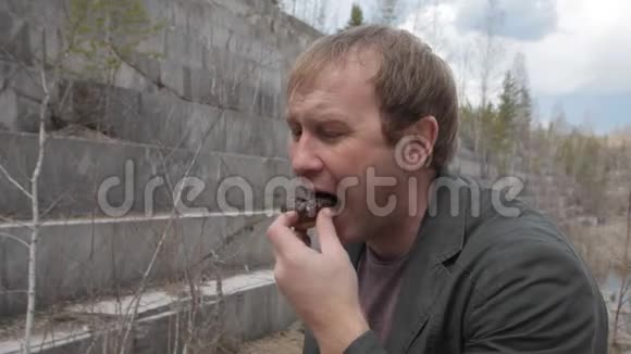 男人吃巧克力甜甜圈喝热茶视频的预览图