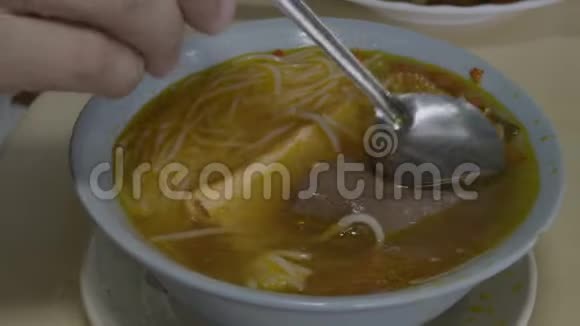 一碗越南米粉汤和豆腐视频的预览图