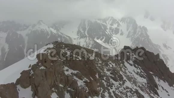 山顶上的登山者田山吉尔吉斯斯坦鸟瞰图视频的预览图