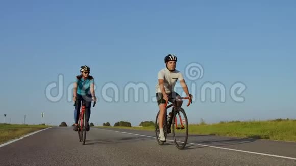 骑自行车骑在公路自行车后景骑自行车的人在城市公园骑自行车追踪骑自行车的人视频的预览图