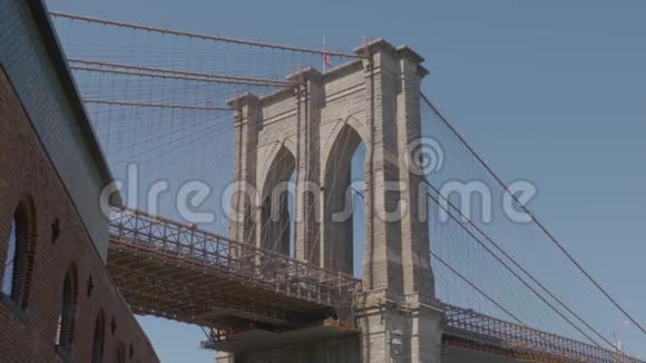 布鲁克林桥下船只的拍击视频的预览图